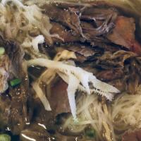 Phó Tái Nam Gâu Gân Sách · Rare steak, well done flank, brisket, tendon and tripe noodle soup.