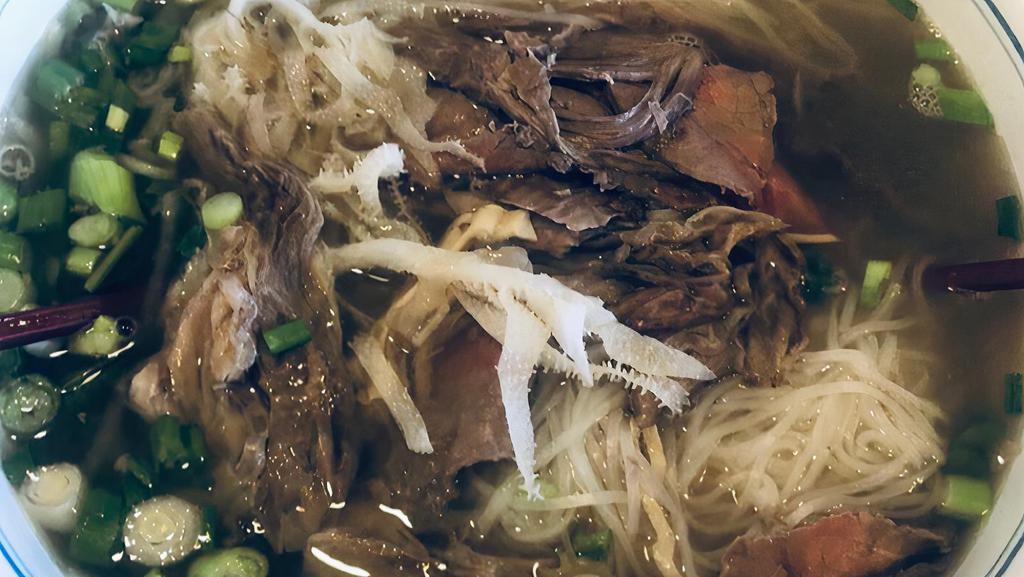 Phó Tái Nam Gâu Gân Sách · Rare steak, well done flank, brisket, tendon and tripe noodle soup.