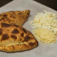 4 Cheeses Calzone · Marinara sauce, mozzarella, Catupiry cheese, blue cheese, parmesan and oregano.