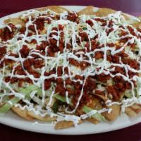 Nachos Locos · Chorizo, lechuga,frijoles, crema, queso y chips. (para 2-3 personas)
Nachos topped with chor...