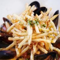 Blue Lip Mussels · tomato, leek, fines herbs & white wine in a light cream broth, thyme paprika French fries