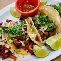 Taco Al Pastor · Incluye cebolla y cilantro.