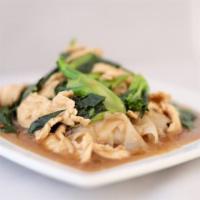 #77. Rad Nah · Rice noodles with Chinese broccoli in gravy.