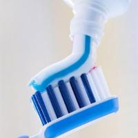 Toothpaste · Crest close up sensitive crest.