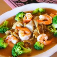 Lard Na · Pan-fried flat rice noodles topped with broccoli and black bean gravy sauce.