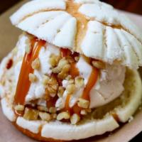 Concha Con Nieve · Ice cream sandwich, with two scoops of any ice cream. topped off with cajeta and nuts.