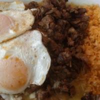 Chilaquiles Con Carne Y Huevo · Servidos con arroz y frijoles .