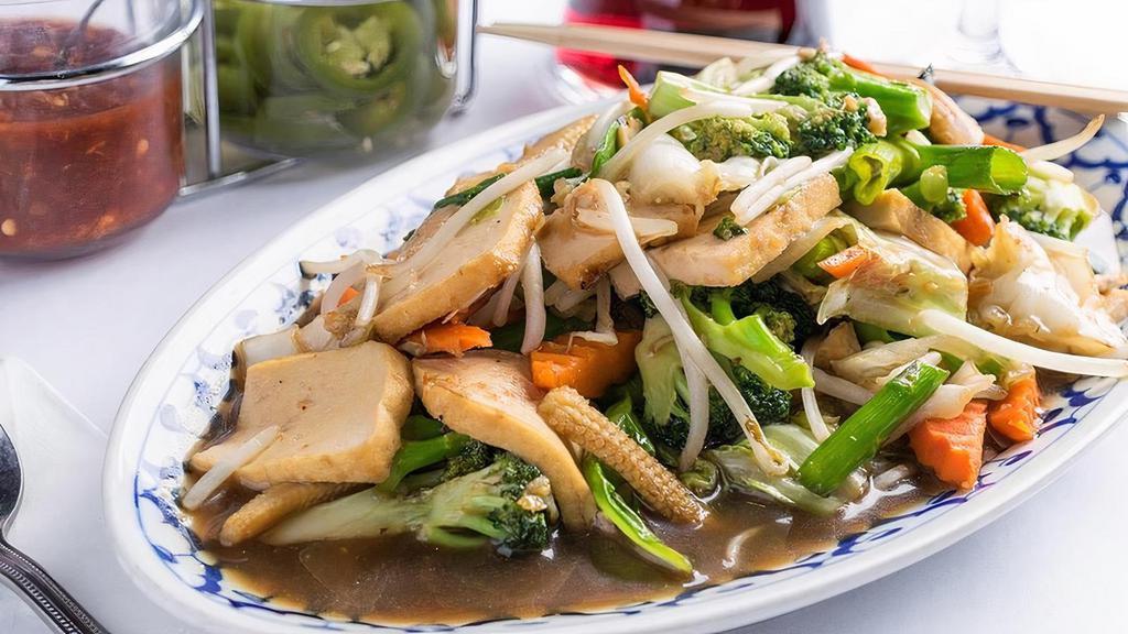 Veggie Delight (L) · Cabbage, carrots, broccoli, baby corn,. asparagus, white mushrooms, bean sprouts and green onions with house sauce