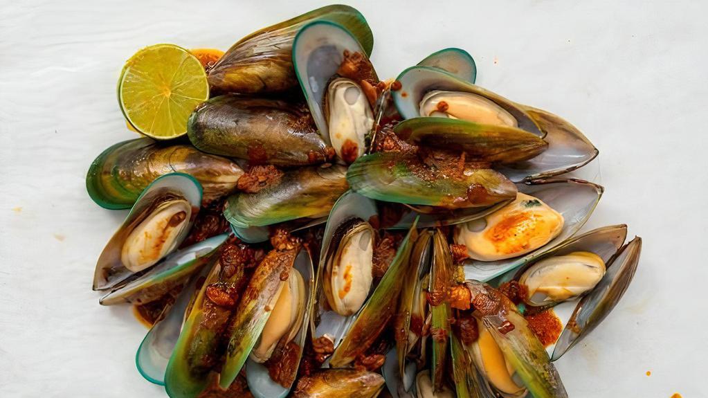 Mussels · Whole, Green-Lipped mussels from New Zealand.