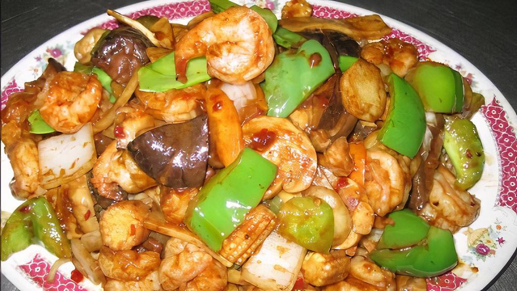 Sizzling Shrimp · Spicy. 15pc of shrimp stir fried with mushroom, bell pepper, onion, carrot, bamboo shoots, chestnuts, baby corn & snow peas in spicy brown sauce.