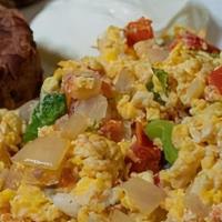 Vegetariano · Vegetarian • Scrambled eggs with bell pepper, tomato, and onion. Served with fried plantain ...