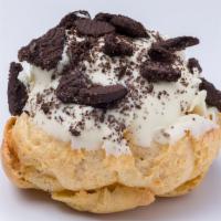 Oreo Cookie Crumble Eclair · Éclair topped with Oreo.