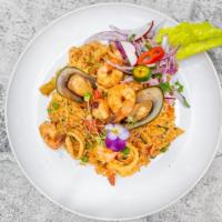 Arroz Con Mariscos / Peruvian Style Paella · Estilo peruano con camarones, calamares, pulpos, mejillones y salsa criolla. / Peruvian styl...