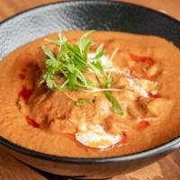 Chooza Makhani · Tandoor cooked chicken simmered with chilies and various spices in a tomato sauce