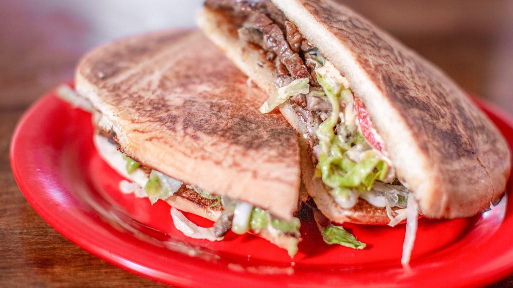 Torta · Carne al gusto, guacamole, lechuga, tomate, cebolla, queso y chipotle mayo. 
Your choice of meat, guacamole, lettuce, tomato, onions, cheese and chipotle mayo.