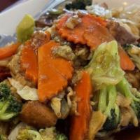 Pad Sa-Ew · Flat rice noodles, broccoli, cabbage, carrots, and egg.