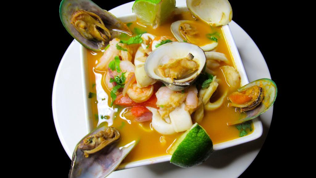 Parihuela Mixta Mariscos / Shrimp Mixed Parihuela · Mariscos y pescados al estilo peruano, sopa de pescado. Tazón grande. / Seafood and fish peruvian style, bouillabaisse. Large bowl.