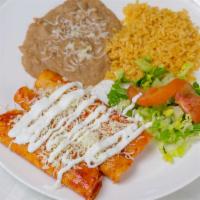 Enchiladas Suizas / Swiss Enchiladas · Servidas con arroz y frijoles / Served with rise and beans.