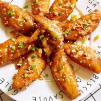 Salt & Pepper Chicken Wing (8) 椒盐鸡翅 · Wok-fried crispy chicken wing with salt & pepper