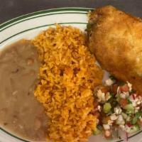 Un Chile Relleno / One Stuffed Chile · Servido con arroz, frijoles y ensalada. / Served with rice, beans, and salad.