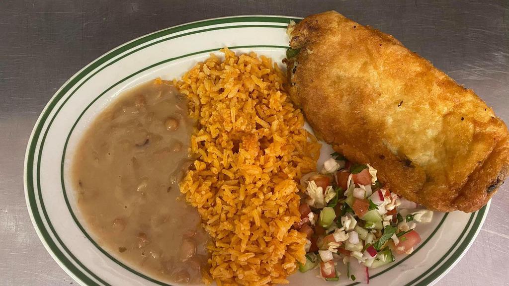 Un Chile Relleno / One Stuffed Chile · Servido con arroz, frijoles y ensalada. / Served with rice, beans, and salad.