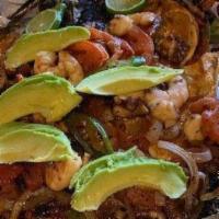 Lonja Zarandeada · Salsa tatemada, guacamole, tortillas, cebolla, tomate y chiles serranos asados