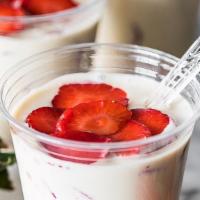 Fresa Con Crema · Strawberries cream raisins coconut granola
