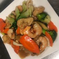 Chow Fun (Seafood)/ Hủ Tiếu Xào Đó Bến · Seafood ( shrimp, squid, lobster ball) stir fried with   vegetable( broccoli, bok choy, carr...