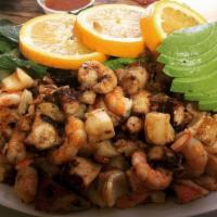 Botana Mariscos · Camaron pulpo abulon y jaiva. shrimp octopus abalone and crab. se sirve con ensalada. served...