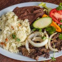 Carne Asada · Arroz, frijoles, ensalada fresca y aguacate.