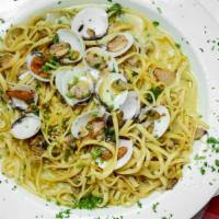 Linguini With Clams · Choice of white or red sauce. Includes garlic bread.
