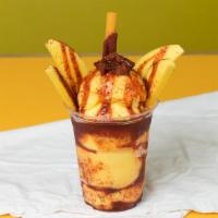 Mangoneada · Nieve de mango, trozos de mango, chamoy y tamarindo.