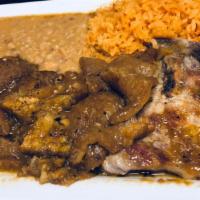 Chuleta Puerca · Pork chop with chicharron en salsa with rice and beans