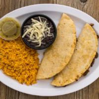 Quesadilla Combo · 2 quesadillas pequeñas servidas con arroz mexicano, frijoles negras y bebida. / 2 small ques...