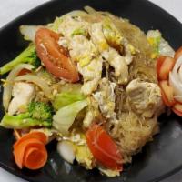 Pad Woon Sen (Glass Noodle) · Pan fried silver noodle with egg, onion, tomato, green onion and vegetables.