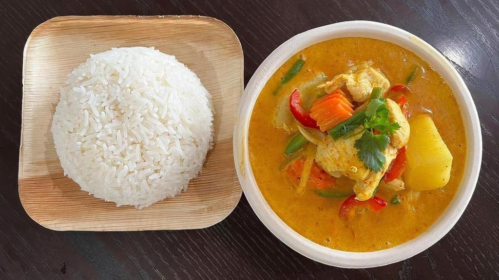 Yellow Curry · Yellow curry paste with potatoes, carrots, onions and green onion in coconut milk