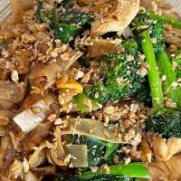Pad Sa Ew · Flat rice noodles, eggs, Chinese broccoli and carrots.