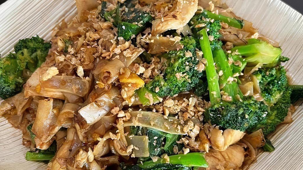 Pad Sa Ew · Flat rice noodles, eggs, Chinese broccoli and carrots.