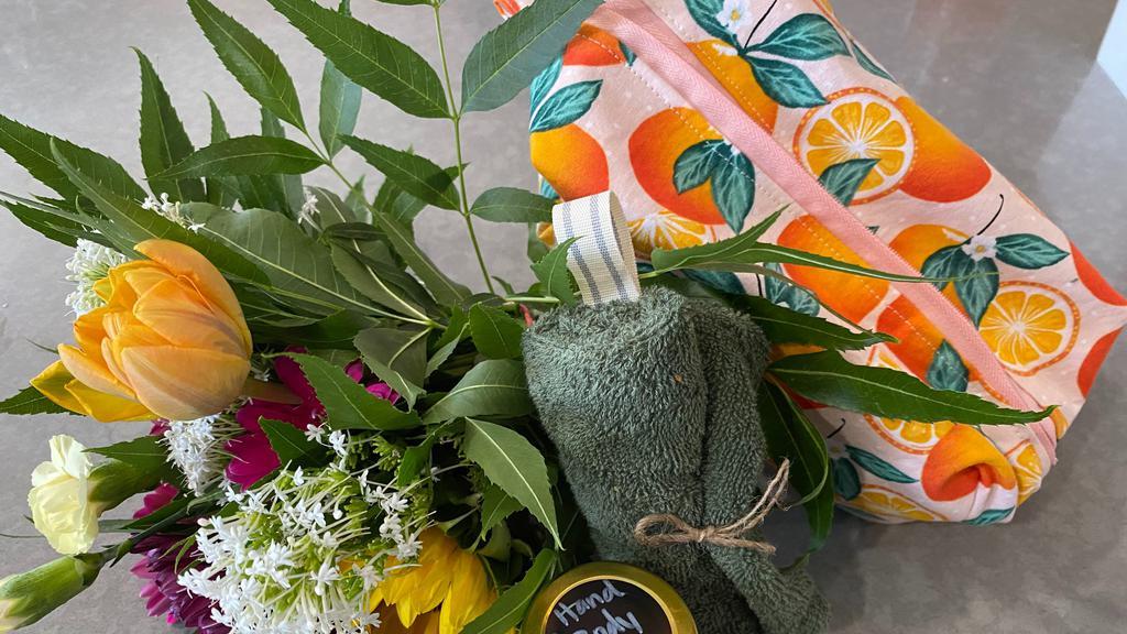 Spa Bundle With Flowers  · Spa bundle with Flowers

Fresh wrapped flower bouquet paired with our exclusive handcrafted travel bag, hand scrub or Velvet  Creek specialty soap and hand towel. 

The perfect gift package for
- Baby shower/new parents
- Graduation 
- Birthday
- Celebration/promotion
- I’m sorry 
And more!!