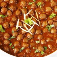 Peshawari Chholey · Chickpeas cooked in roasted herbs and spices with fresh tomato and onion sauce.