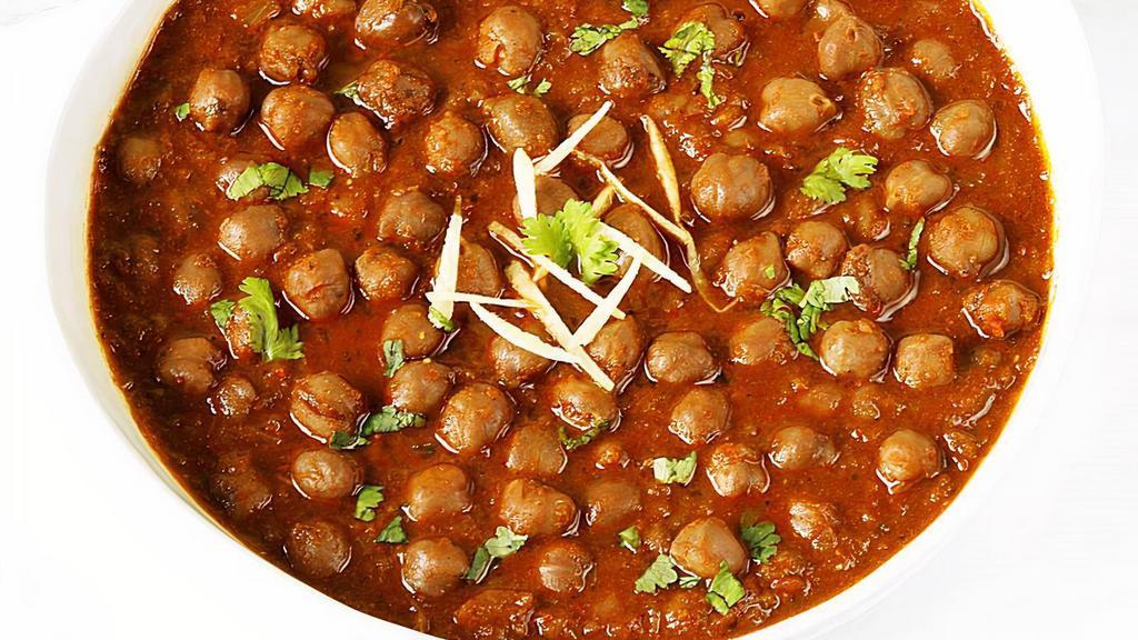 Peshawari Chholey · Chickpeas cooked in roasted herbs and spices with fresh tomato and onion sauce.