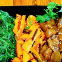 麻辣牛筋拼鱿鱼与海草沙拉 · Beef tendon with squid and seaweed salad