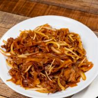 Stir-Fried Flat Rice Noodle With Beef · 
