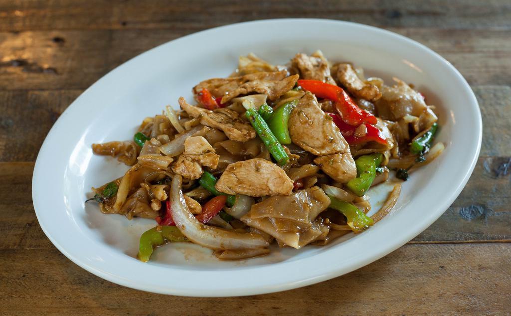 Pad Kee Mao · Vegan/vegetarian possible. Stir-fried wide rice noodle with bell pepper, onion, green bean, basil, and chili.