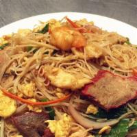 Singapore Rice Noodle · Thin rice noodle with bell pepper onion, bbq pork,chicken and shrimp wok stir fried in yelow...