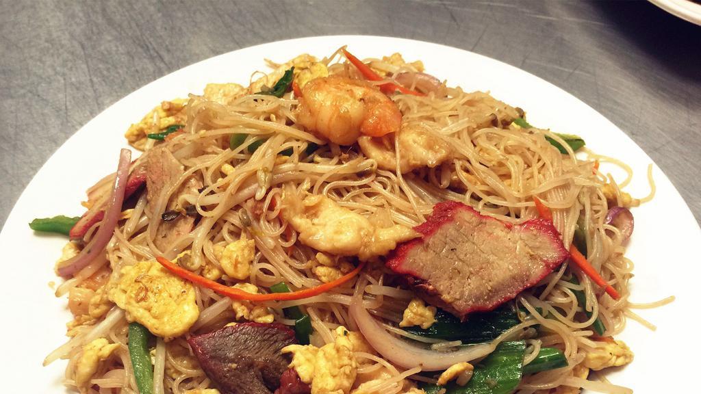 Singapore Rice Noodle · Thin rice noodle with bell pepper onion, bbq pork and shrimp wok stir fried in yelow curry.