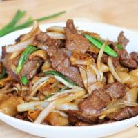 Stir Fried Chow Fun With Beef · 