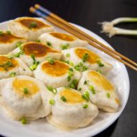 Shengjianbao/성젠빠오/生煎包 · Pan-fried buns is stuffed with ground pork and chopped chives and cabbage.