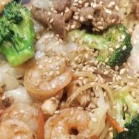 Combo Yaki Soba · shrimp,beef and chicken with veges