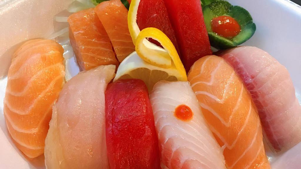Nigiri Sashimi Combo · Chef's choice of fish 
nigiri7pcs, sashimi4pcs